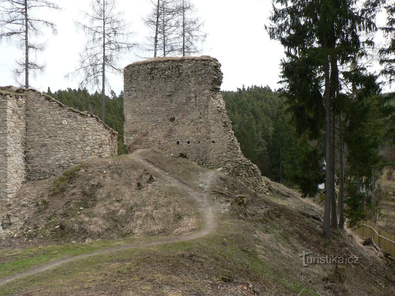 Porešín, cung điện từ phía bắc
