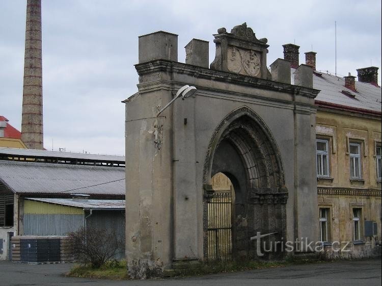 Portalul fostei mănăstiri