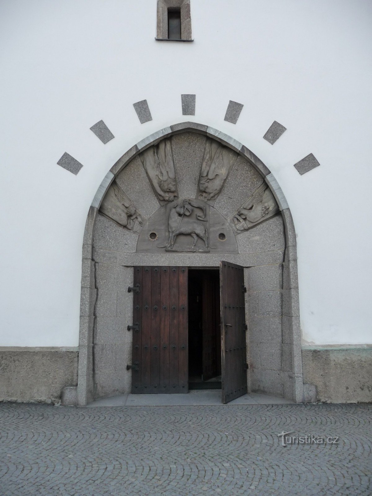 portalul bisericii