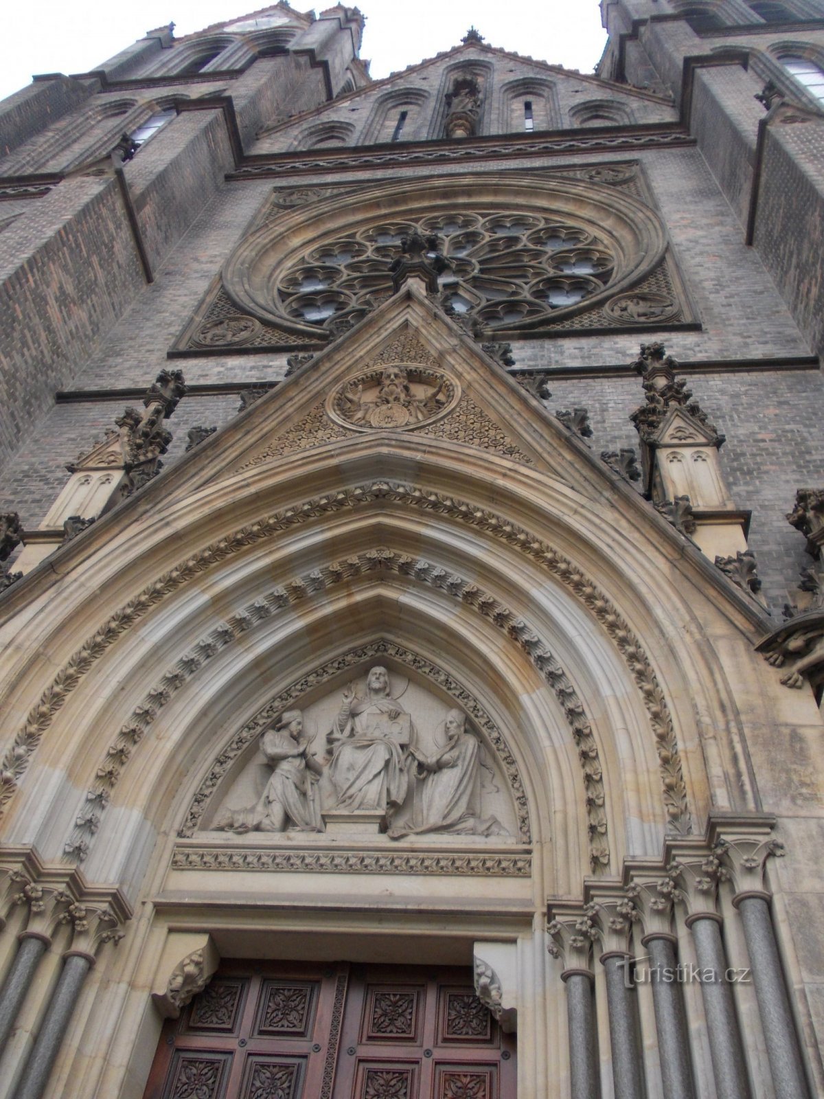portal peste intrarea în biserică