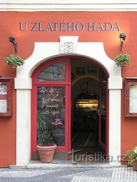 Portal af restauranten med en kopi af husskiltet