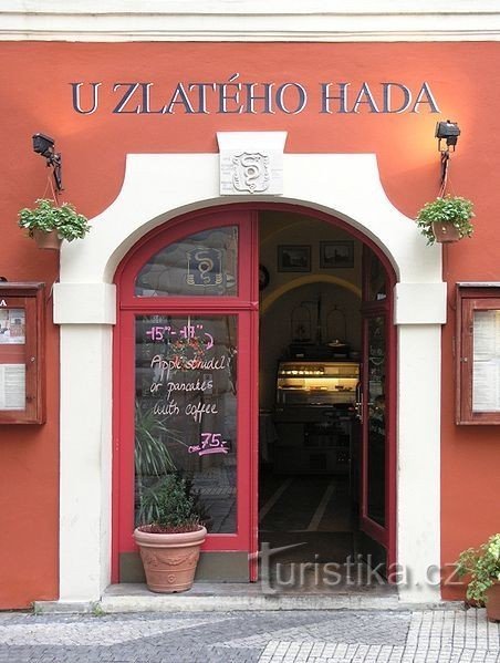 Portale del ristorante con replica dell'insegna della casa