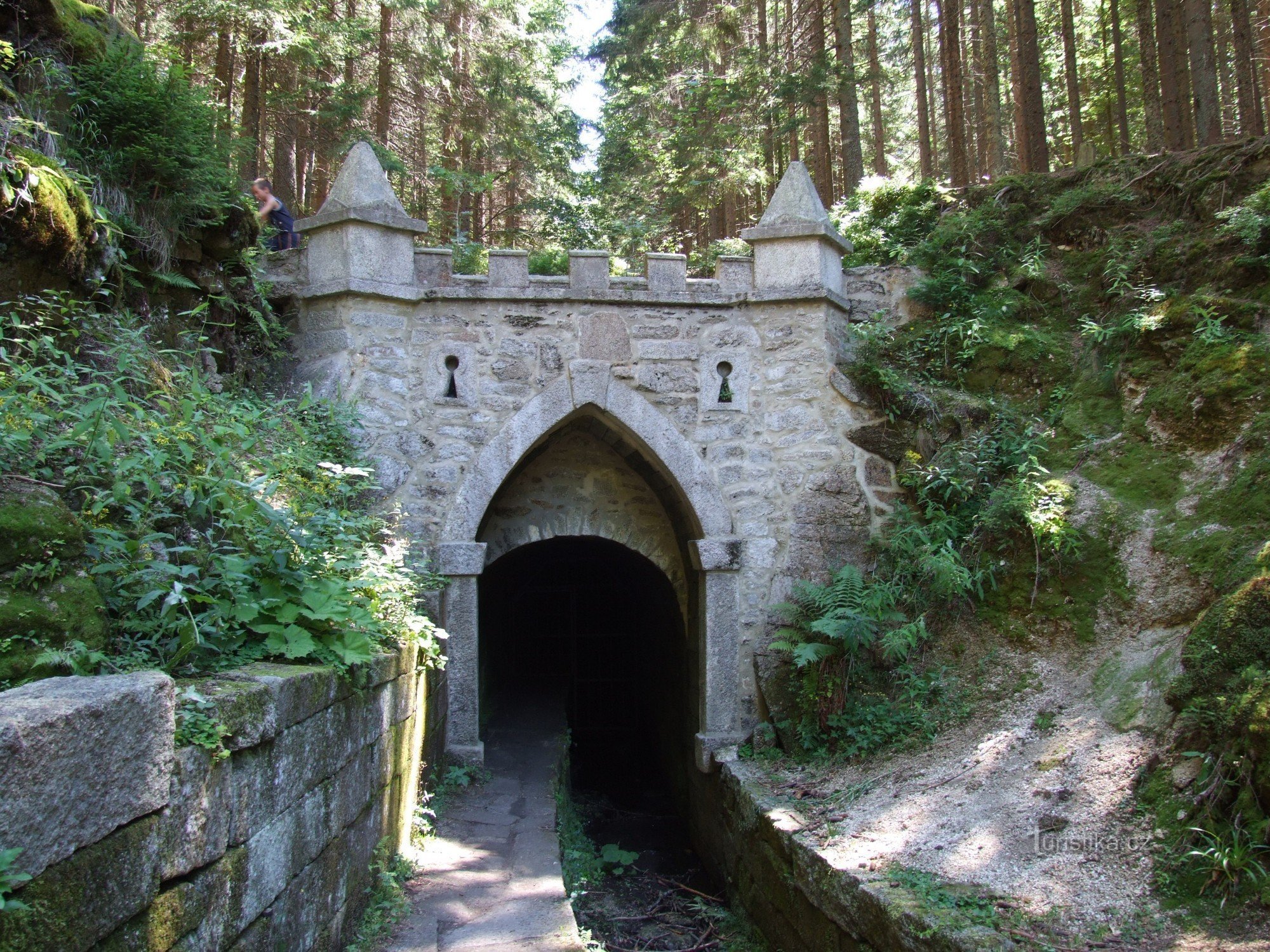 Portaal van de tunnel onder Jelený hřbet