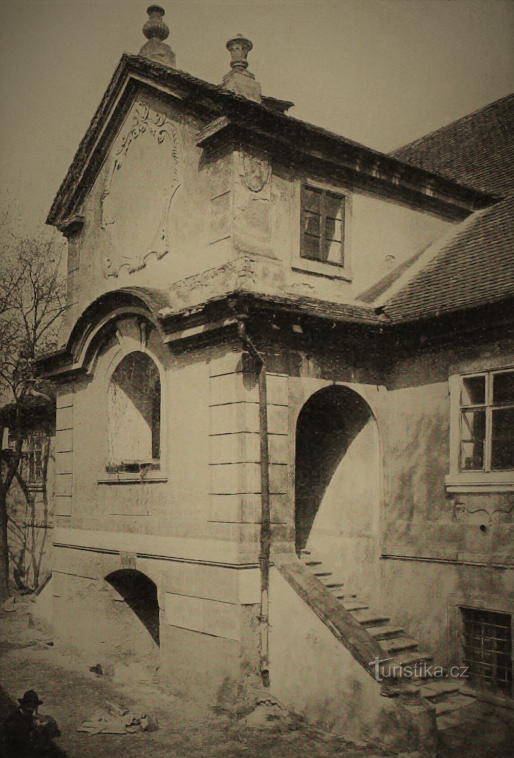 Portyk pierwotnego młyna w Roudnicach nad Łabą (przed 1907 r.)