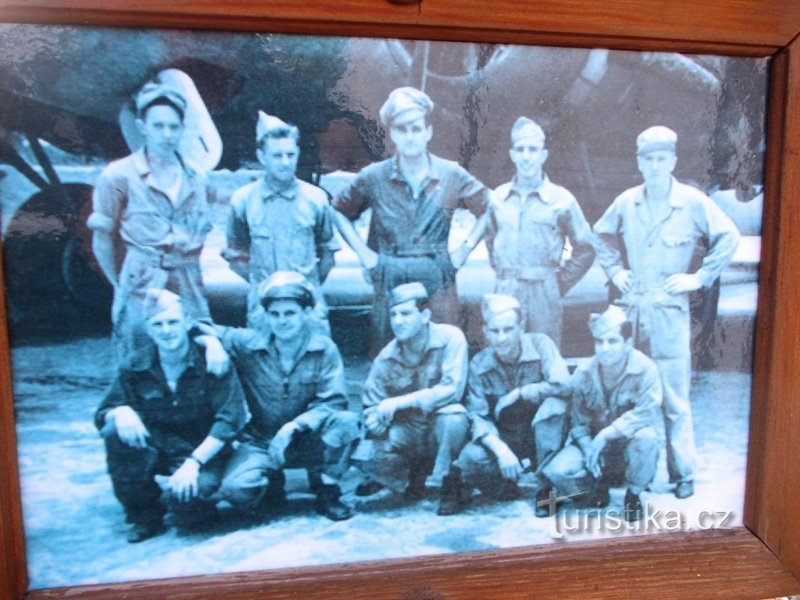 the crew of Bombardier B - 17G FLYING FORTRESS