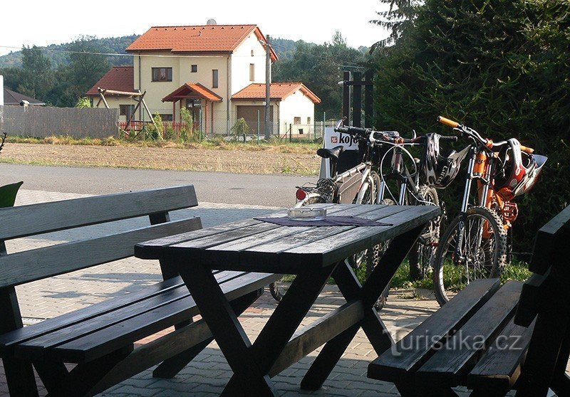 Siddepladser og cykelstativ