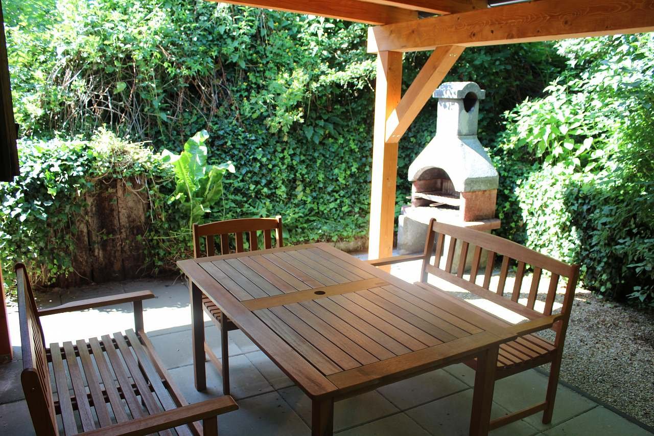 posezení pod pergolou, gril