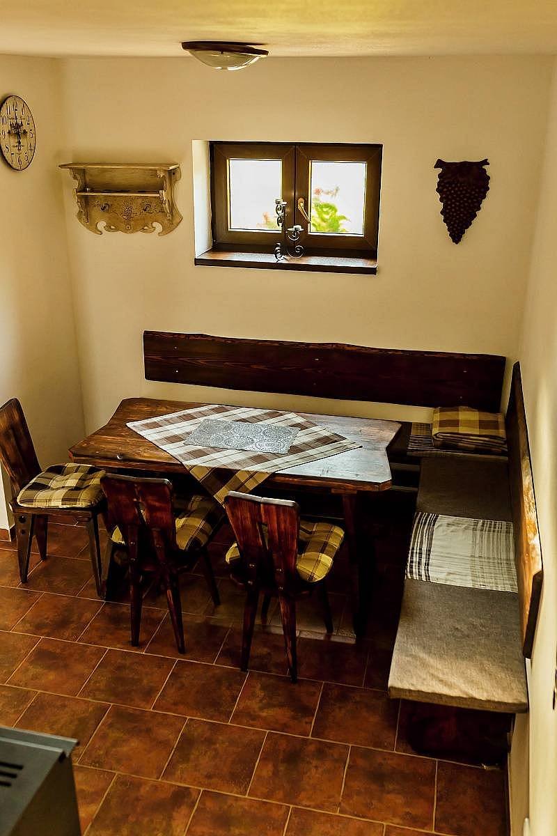 Posezení s krbem v přízemí