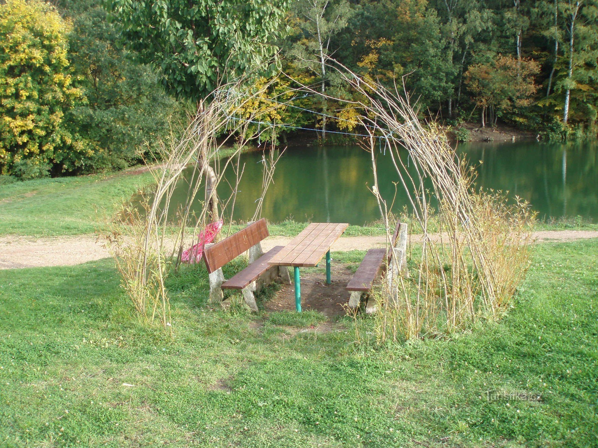 sentado junto al lago