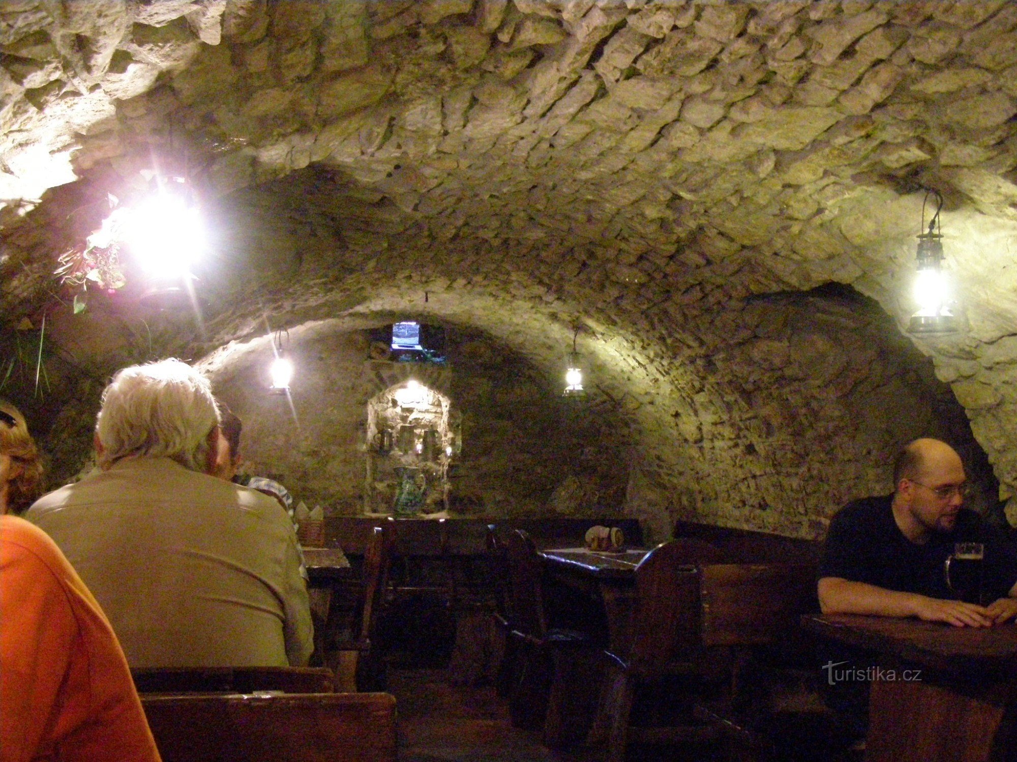 sentado en el pub de piedra de la cervecería local