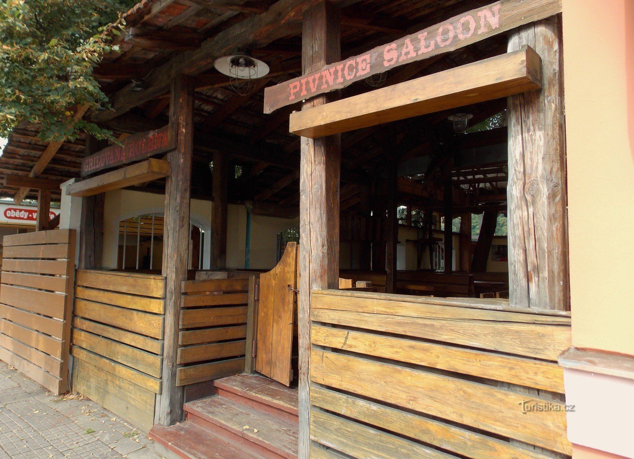 Seduto nel ristorante del Saloon Hotel a Zlín