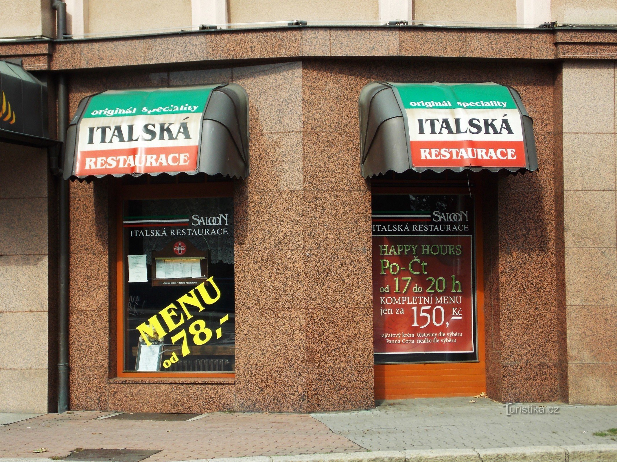 Stând în restaurantul hotelului Saloon din Zlín