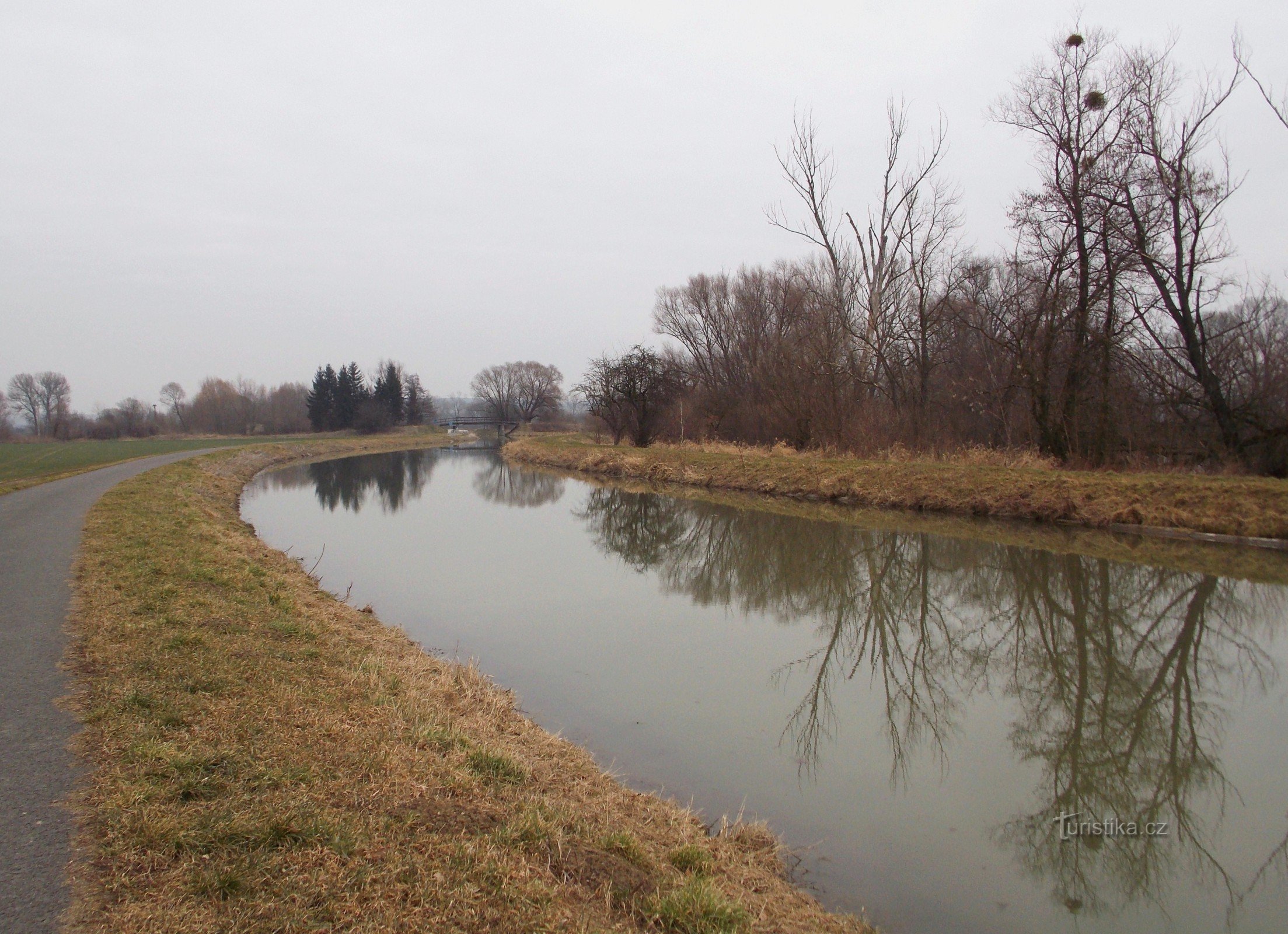 Zittend in het restaurant U Rybičky aan het Baťova-kanaal Babice