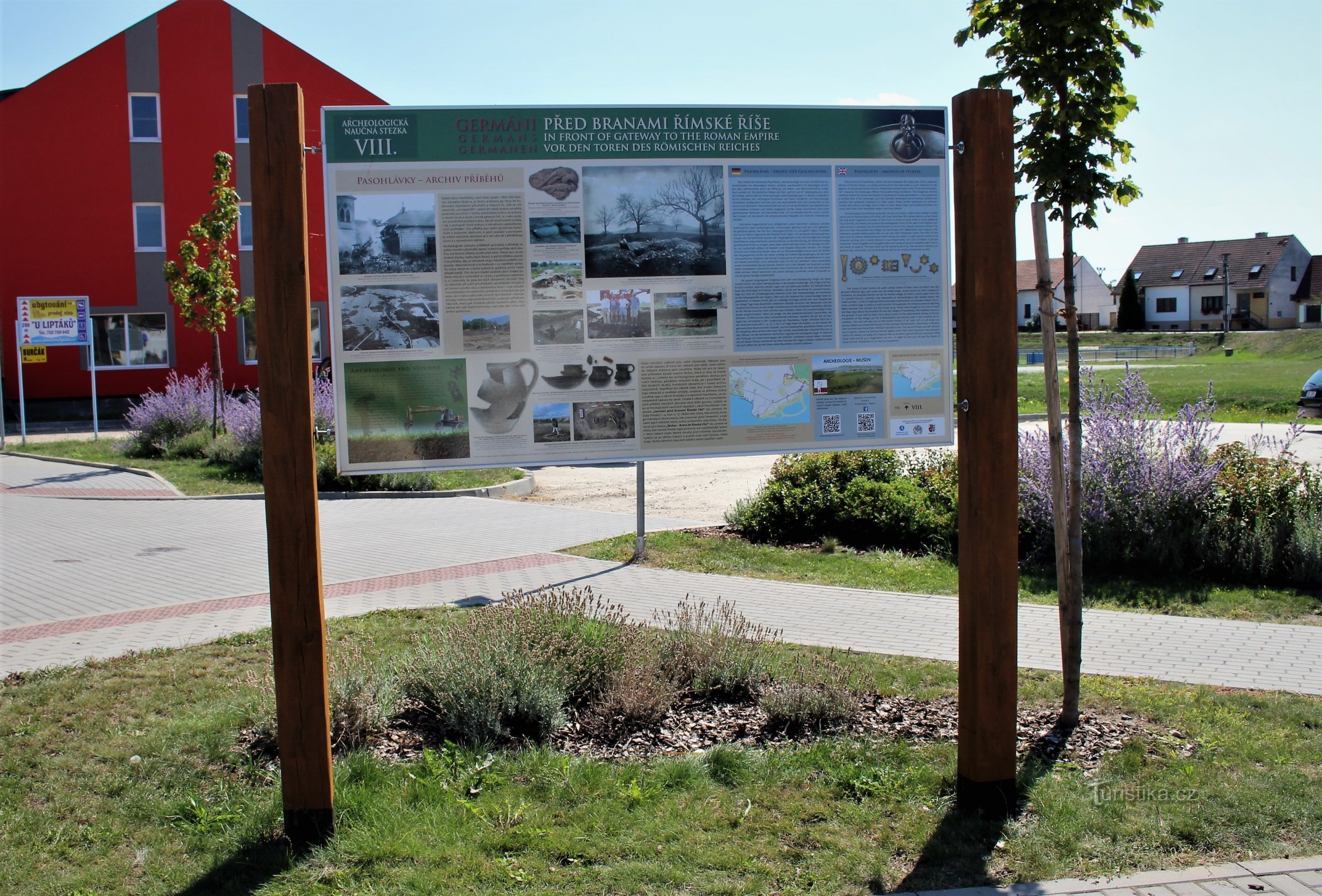 The last, eighth information board is located on the edge of the village in Pasohlávky