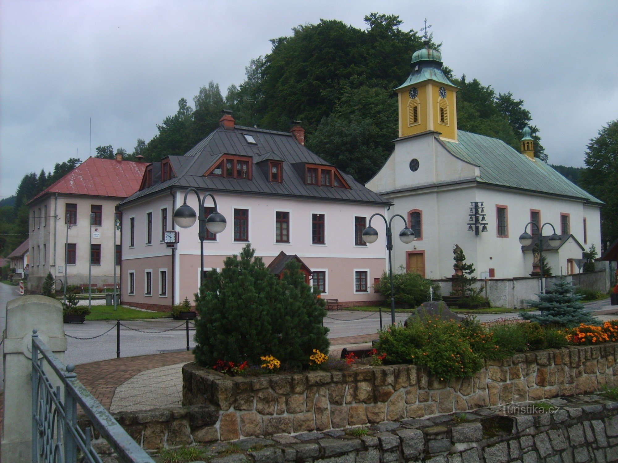 Postkontoret och kyrkan St. Josef