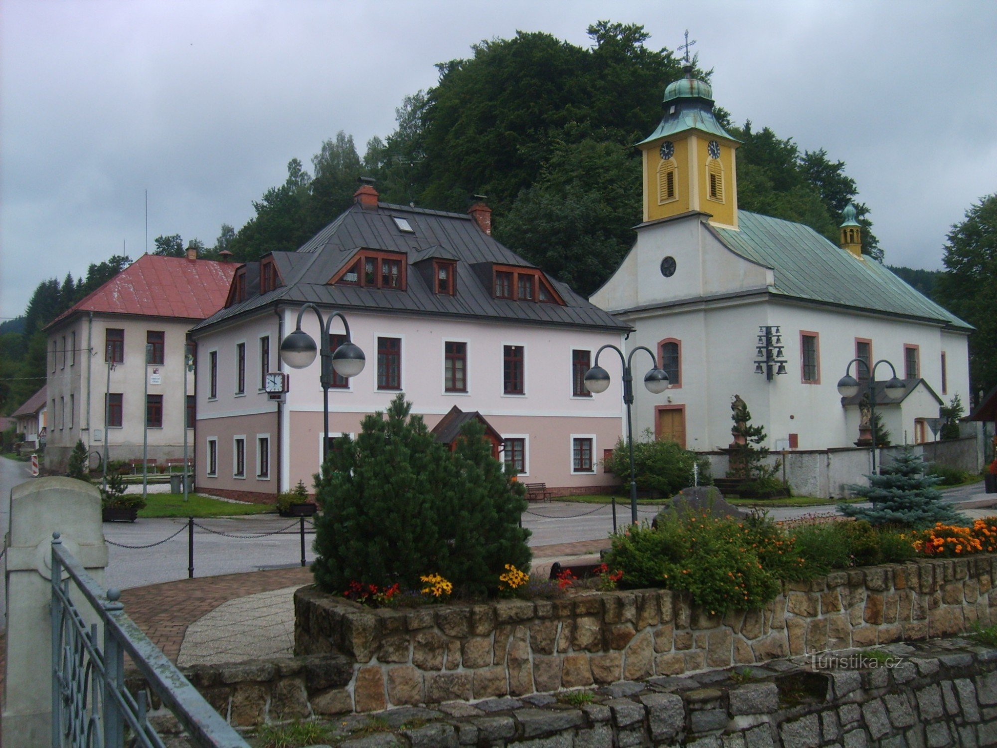 Das Postamt und die Kirche St. Joseph