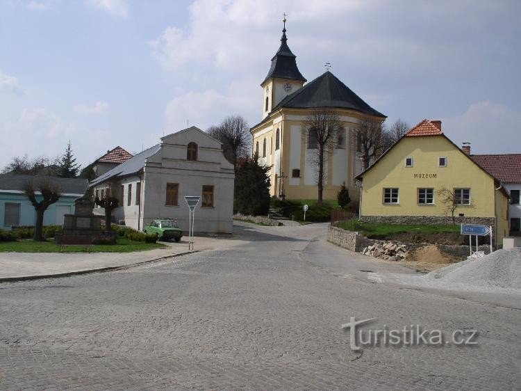 Correios, igreja e museu