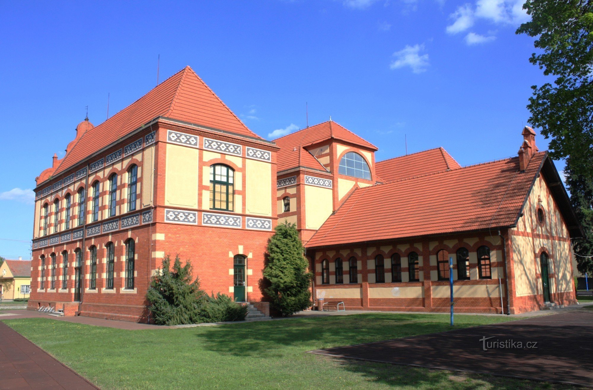 Poštorná - budova základní školy