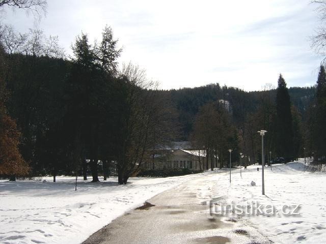 Ufficio postale 1: edificio classicista del 1791 costruito dal direttore delle poste di Karlovy Vary