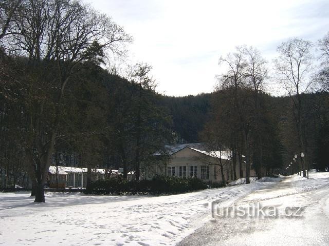 Ufficio postale 2: edificio classicista del 1791 costruito dal direttore delle poste di Karlovy Vary