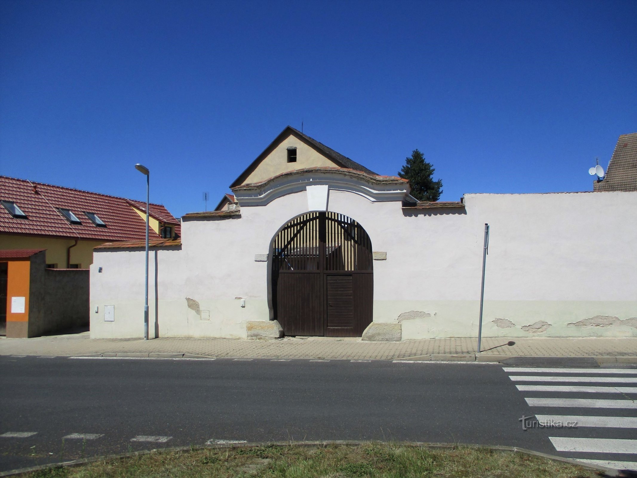 Puerta lateral del edificio en la calle Žižková No. 757 (Roudnice nad Labem, 31.7.2020/XNUMX/XNUMX)