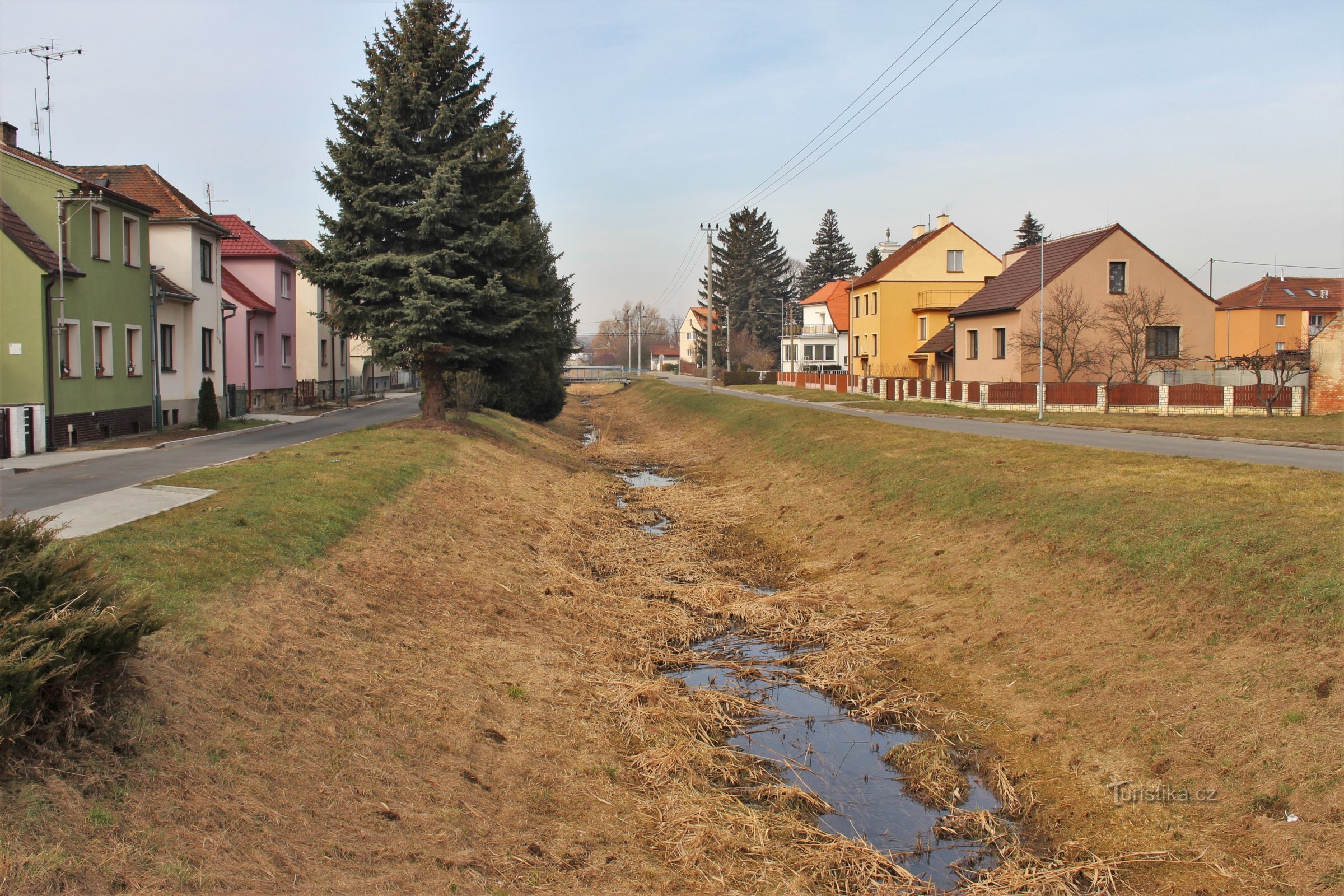 Auf dem Weg zur Burg passieren wir den Bach Syrovinka