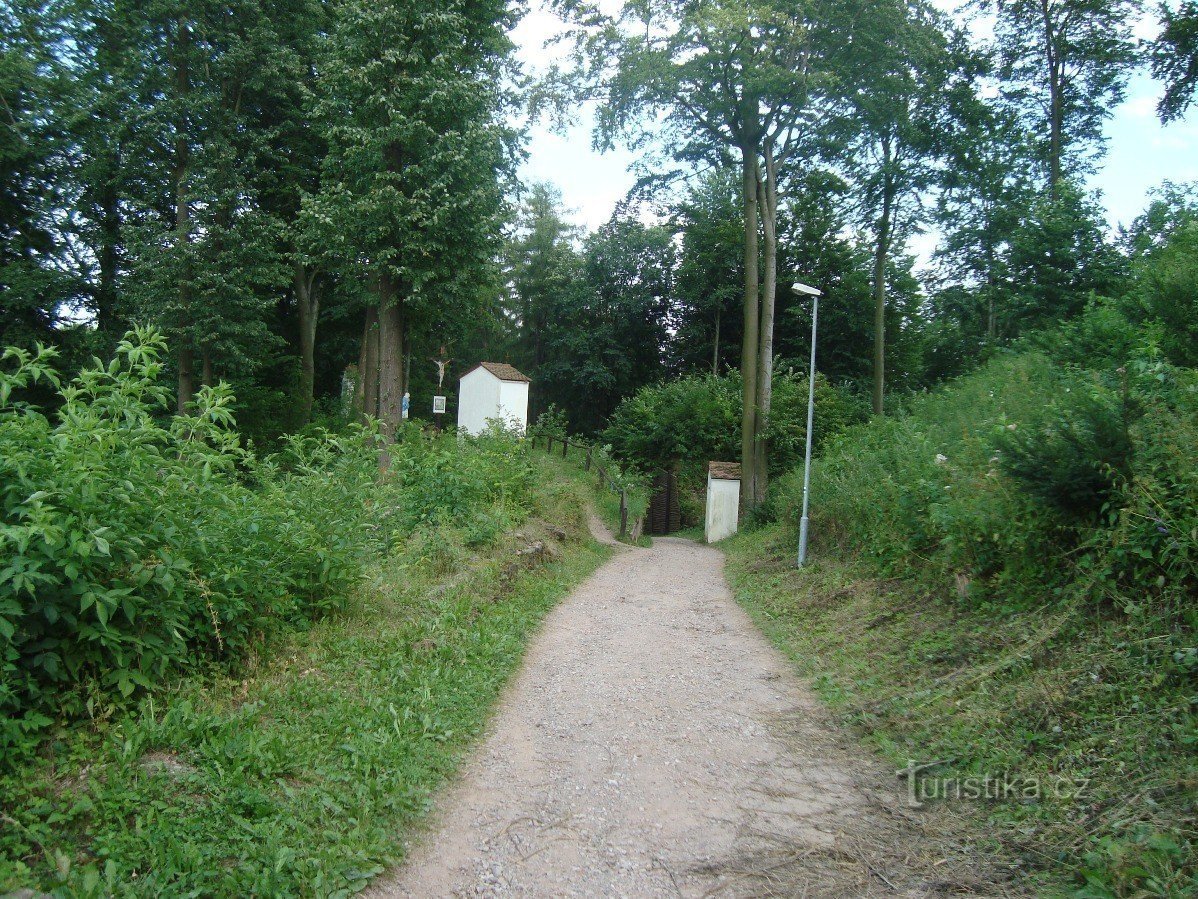Potštejn - Korsvejen til slottet, Golgata til venstre - Foto: Ulrych Mir.