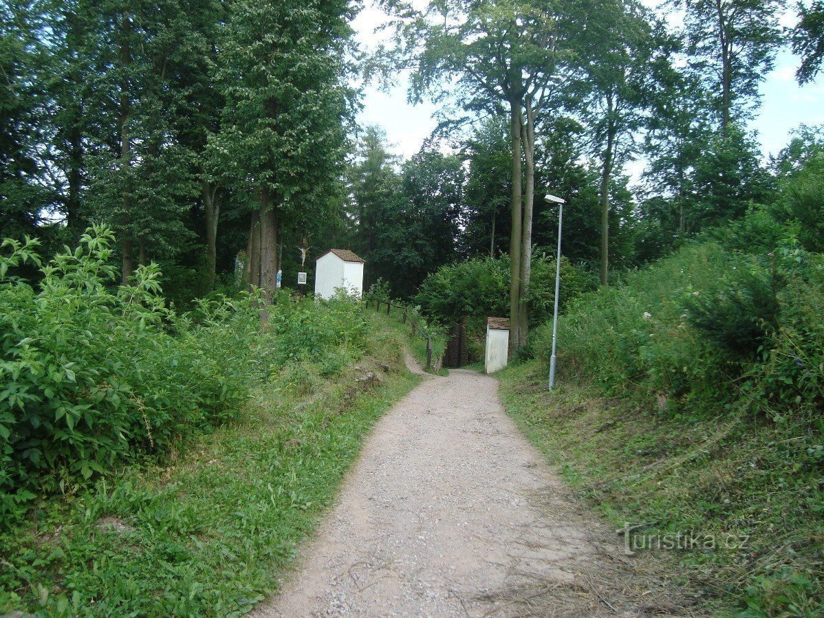 Potštejn - Via Sacra para o castelo, Calvário à esquerda - Foto: Ulrych Mir.