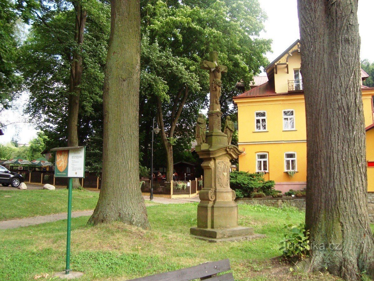 Potštejn-minnesträd och Golgata-korset vid kyrkan St. Lawrence-Foto: Ulrych Mir.