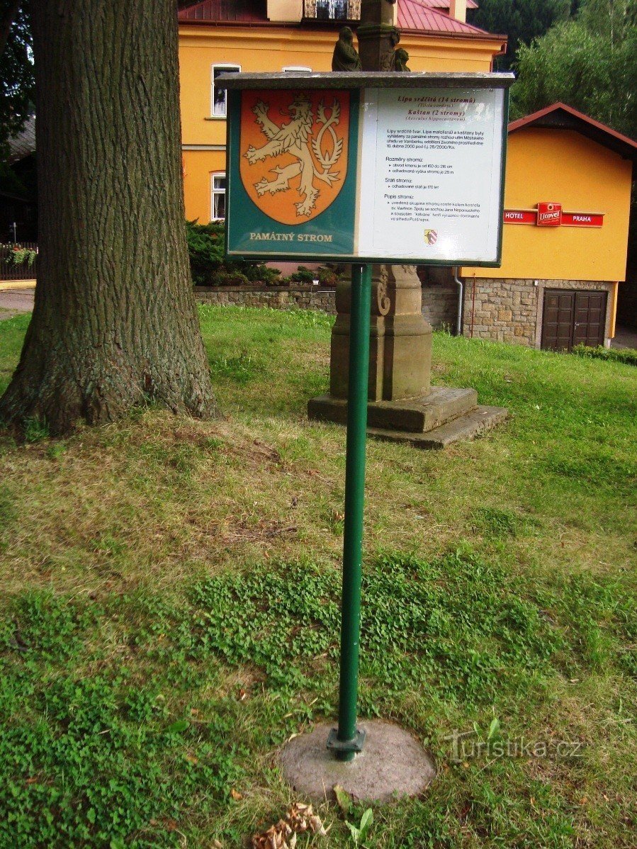 Potštejn - arbres commémoratifs autour de l'église de St. Vavřinec - Photo : Ulrych Mir.