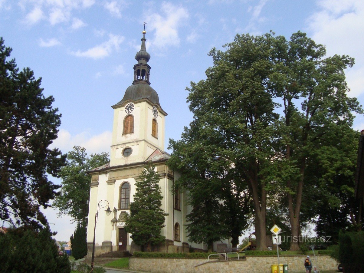 Potštejn - arbres commémoratifs autour de l'église de St. Vavřinec - Photo : Ulrych Mir.