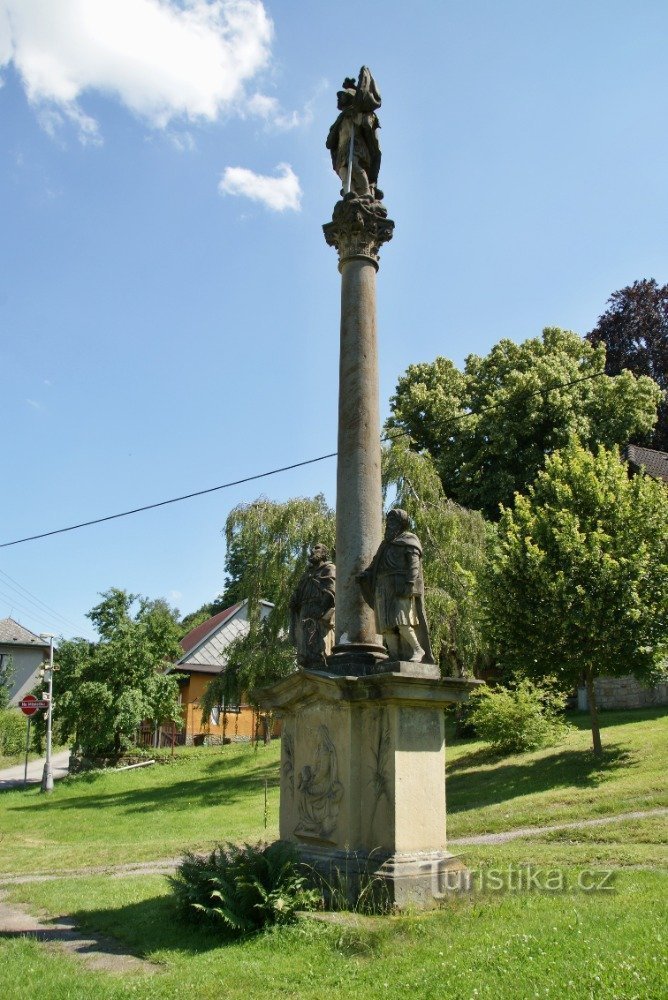 Potštejn - colonne de St. Florian avec les statues des apôtres