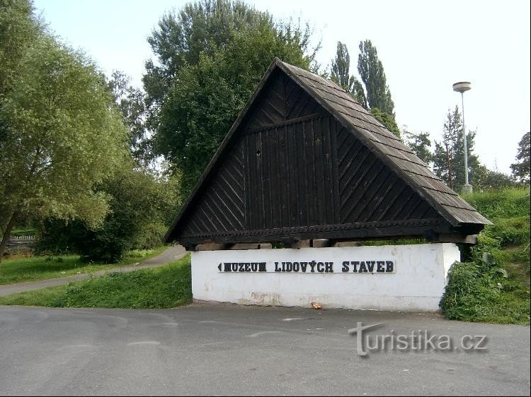 spandoek op de parkeerplaats: spandoek op de parkeerplaats bij het openluchtmuseum