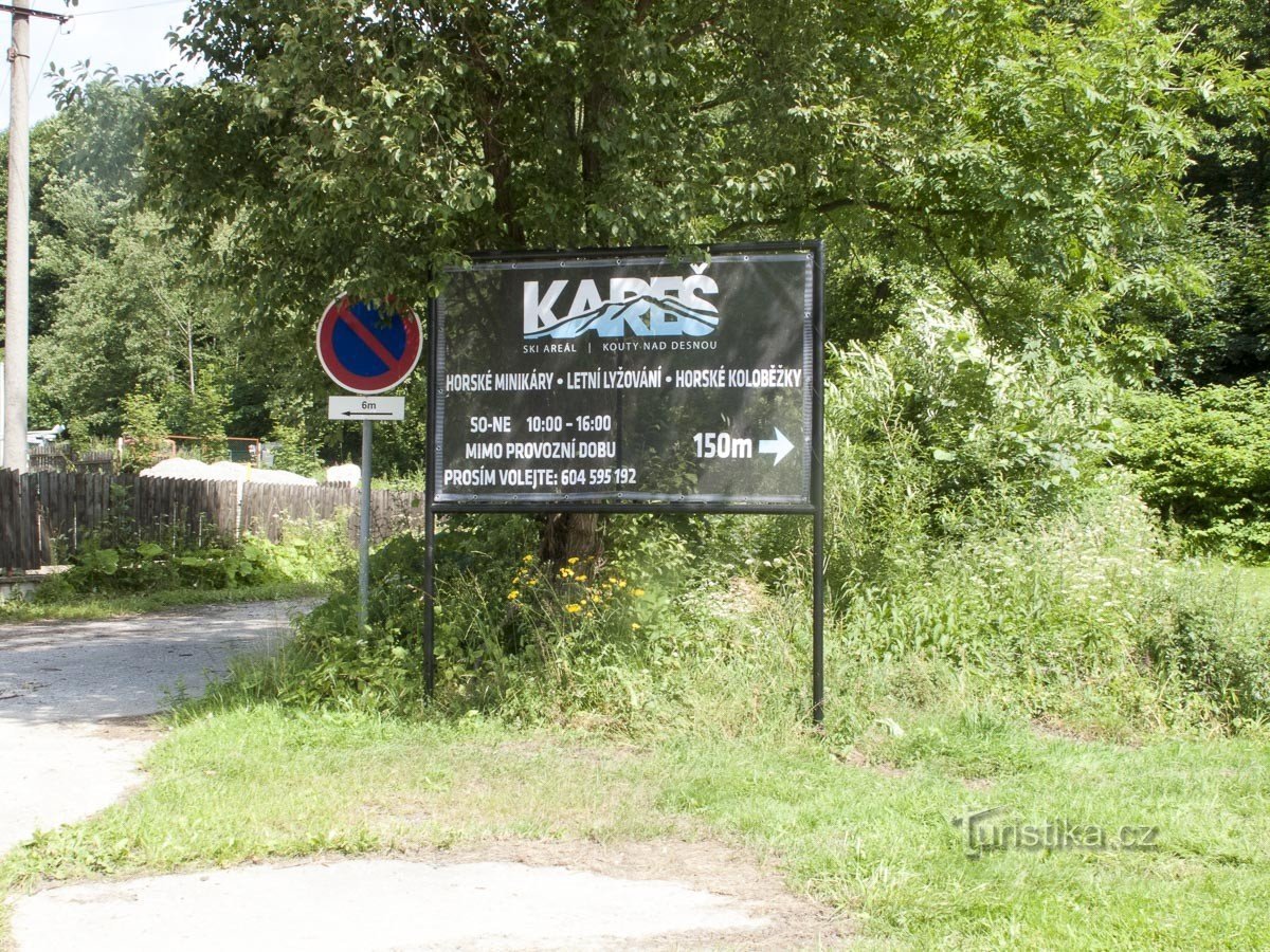 Schild am Straßenrand