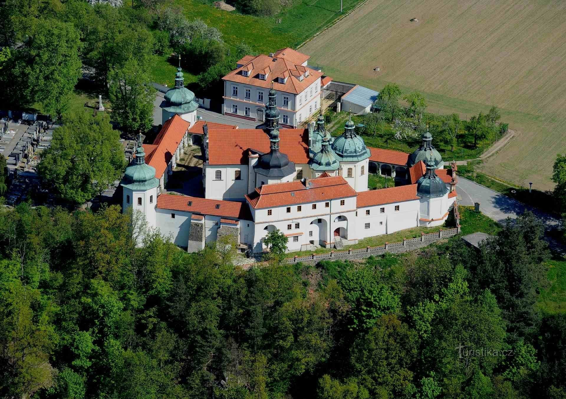 Wallfahrtsgebiet in Klokoty mit der Kirche Mariä Himmelfahrt