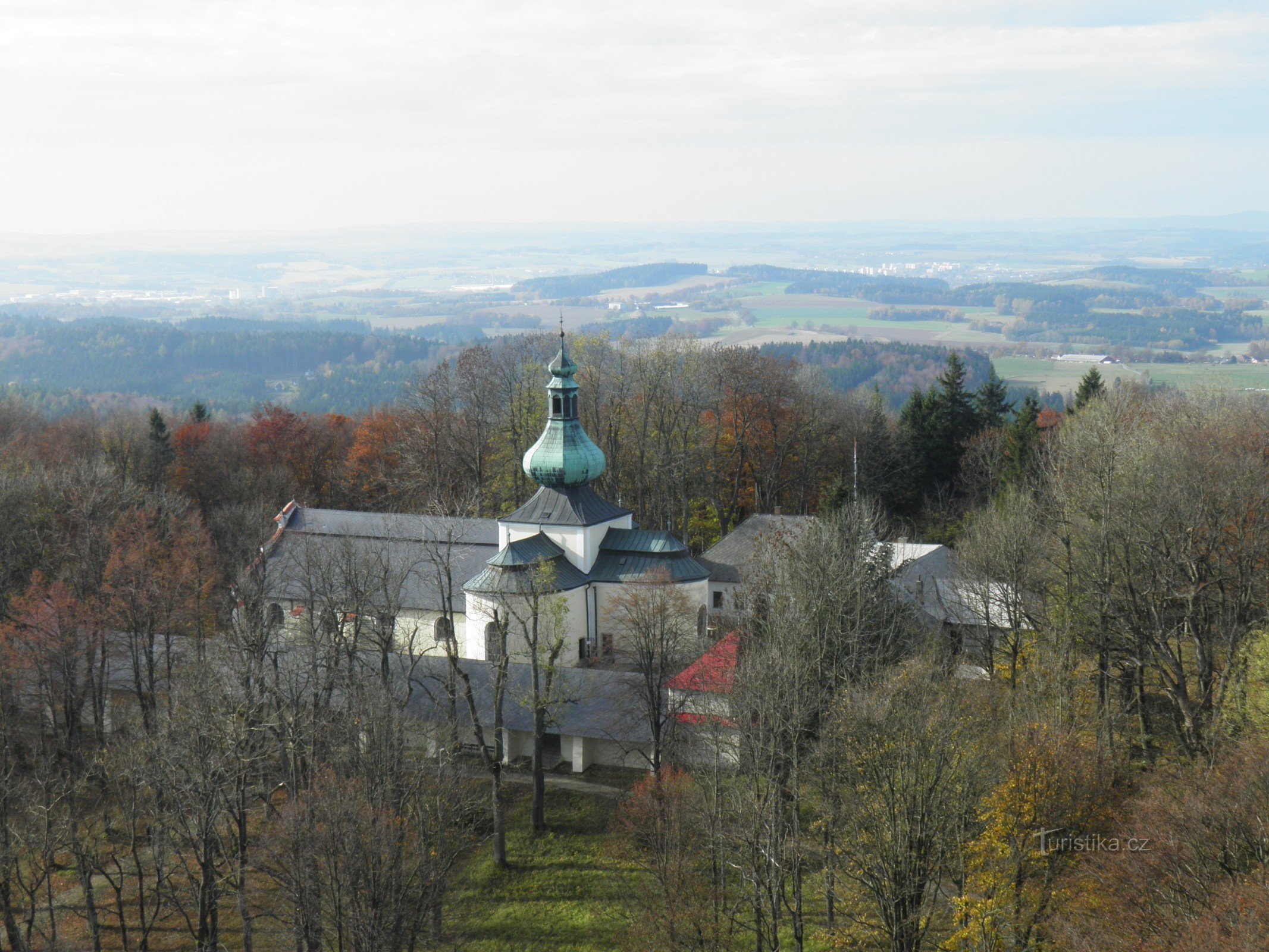 Pilgrimsplats Křemešník med den heliga treenighetens kyrka och korsets stationer.