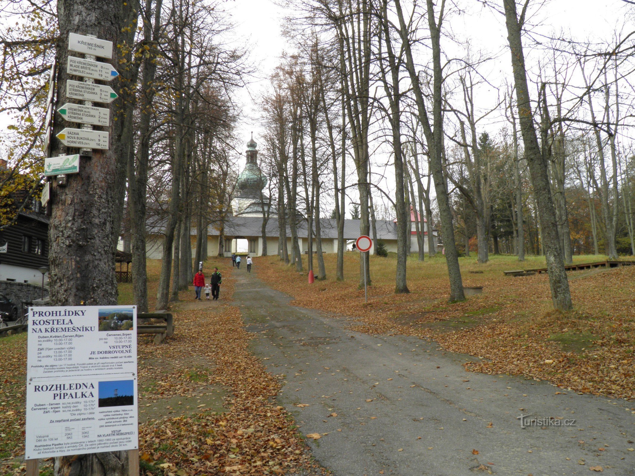 Site de pèlerinage Křemešník avec l'église de la Sainte Trinité et le chemin de croix.