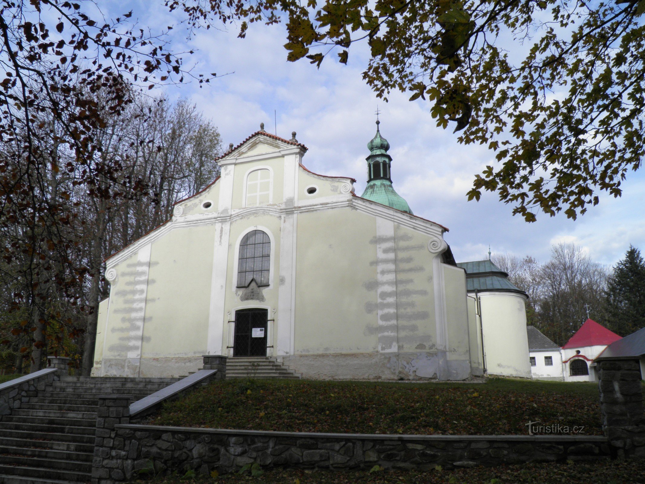 Local de peregrinação Křemešník com a Igreja da Santíssima Trindade e as Estações da Cruz.