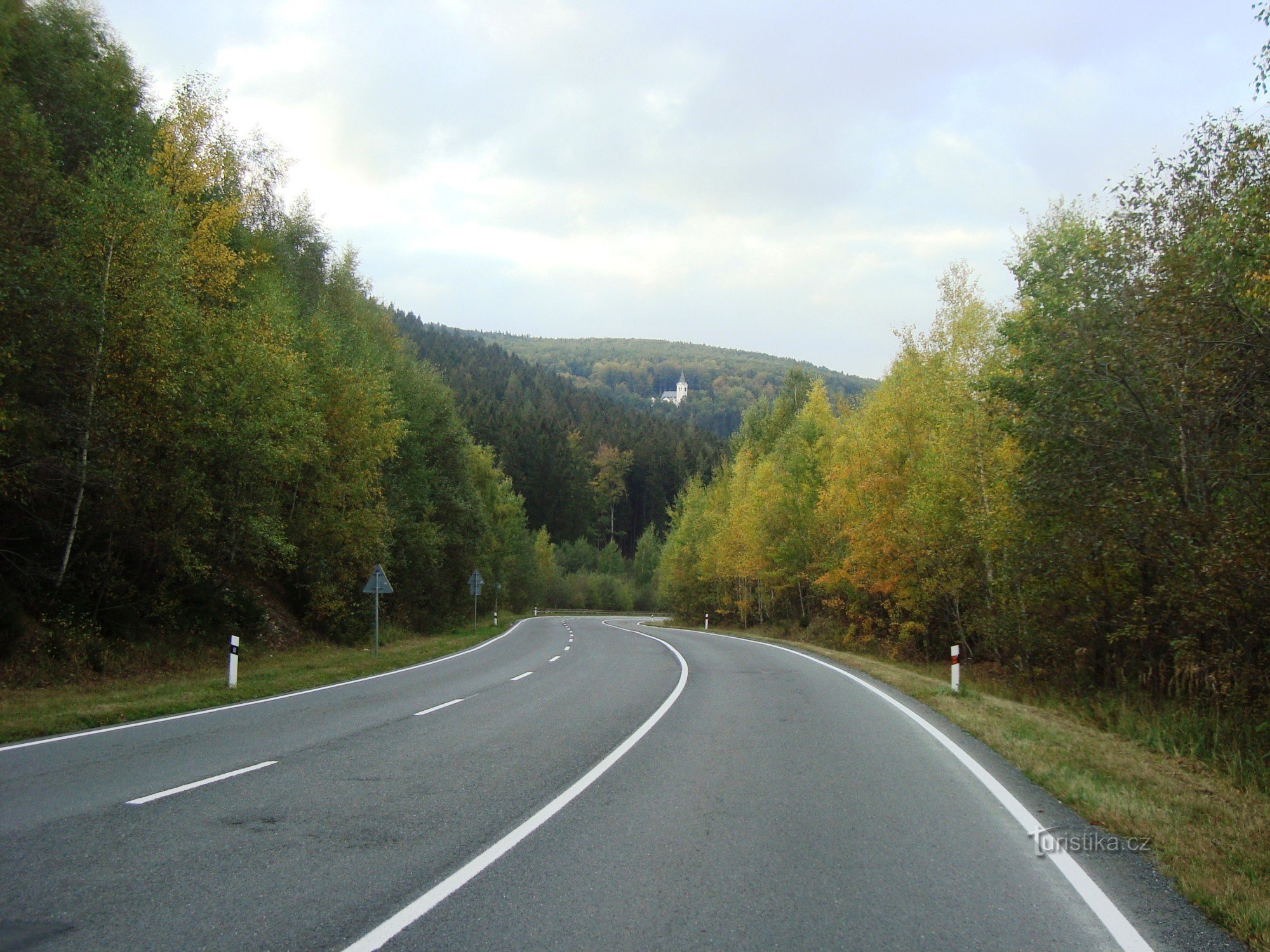 Heřmanovice から Zlatýc への道から Zlaty Hory の近くの助けの聖母の巡礼地