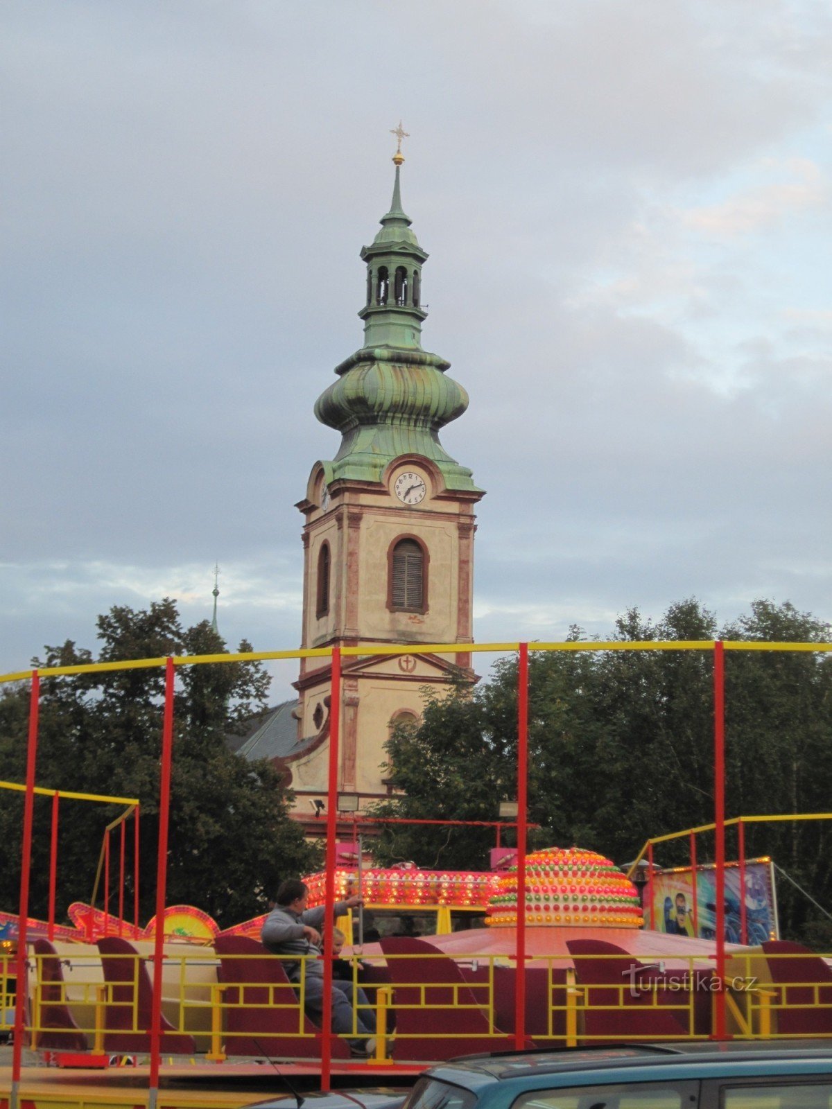 Atrakcja targowa Calypso i kościół św. Anioł Stróż