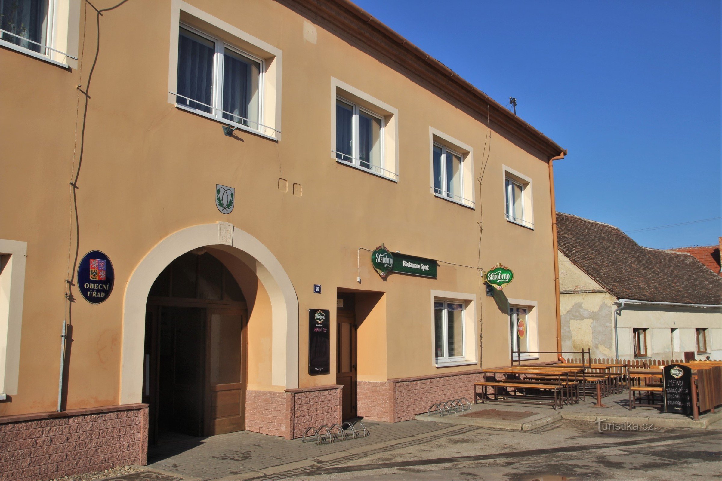 Pouzdřany - birou municipal și han în sat