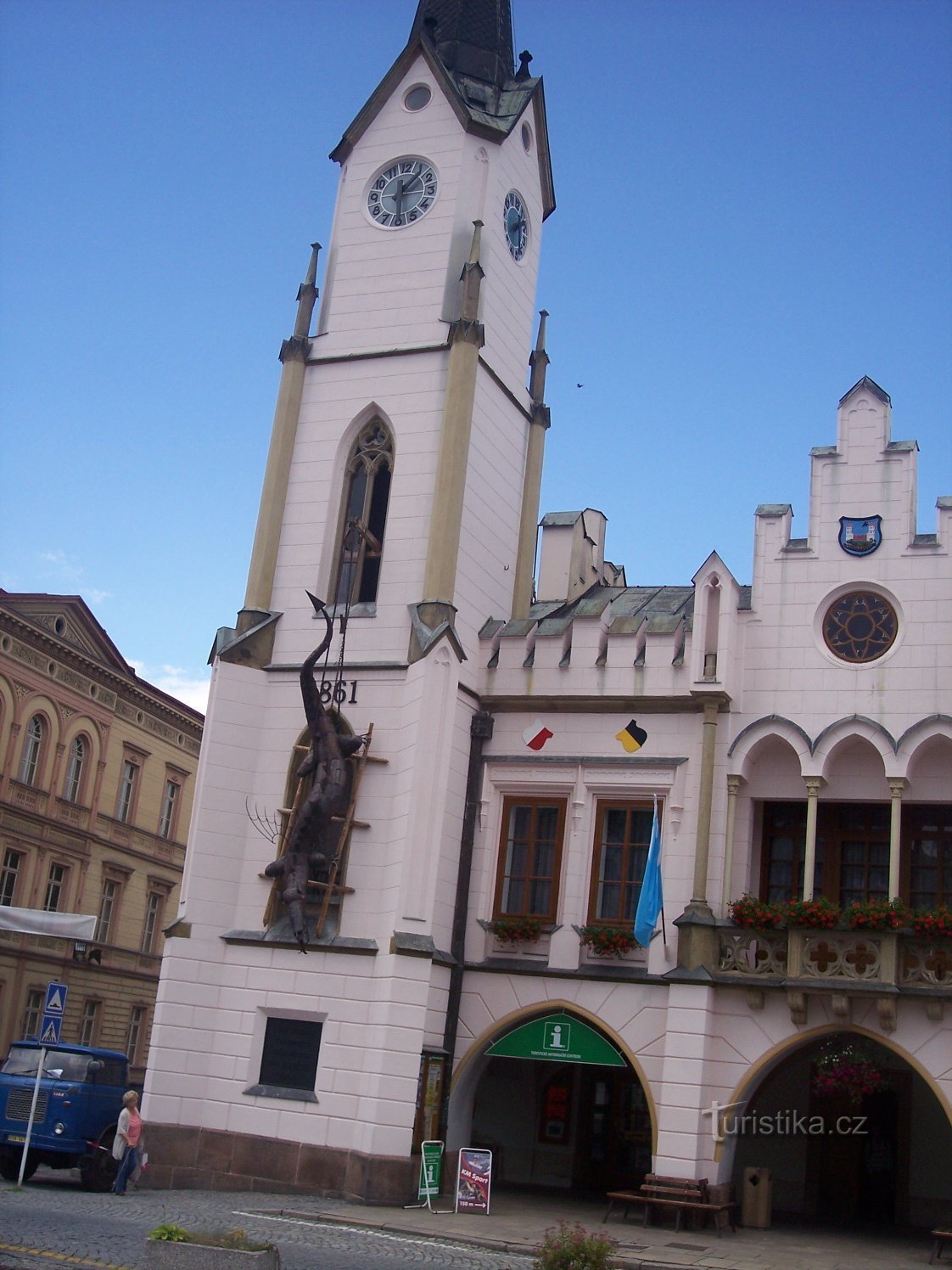 het originele renaissancistische stadhuis uit het einde van de 16e eeuw, pseudo-gotisch gewijzigd in 1861