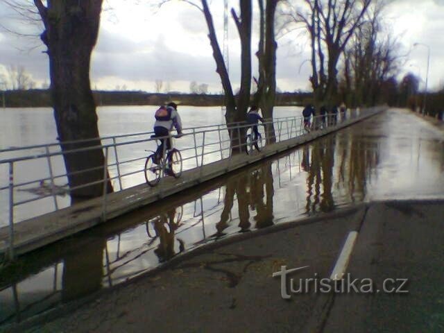 Puente de inundación cerca de Krňovice - primavera de 2006