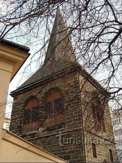 Campanario del gótico tardío: Como parte de la iglesia, se alza sobre los terrenos del antiguo cementerio,