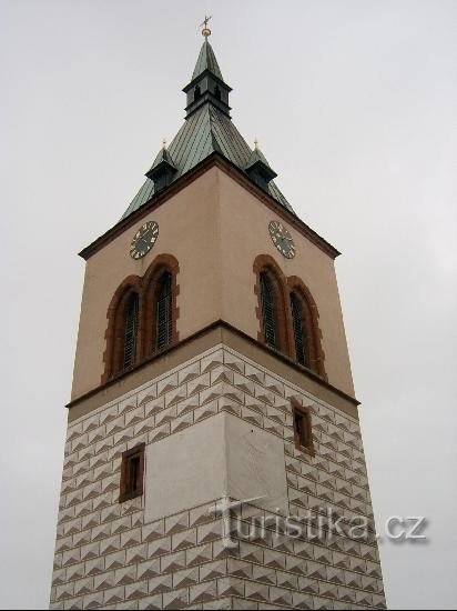 晚期哥特式钟楼：最初是 1525 年的晚期哥特式，在文艺复兴时期重建