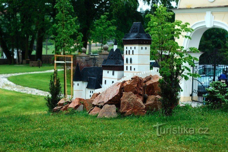 「CZECH CASTLES AND CASTLES」をはじめ、チェコ共和国各地の見どころをベルヒ城で紹介