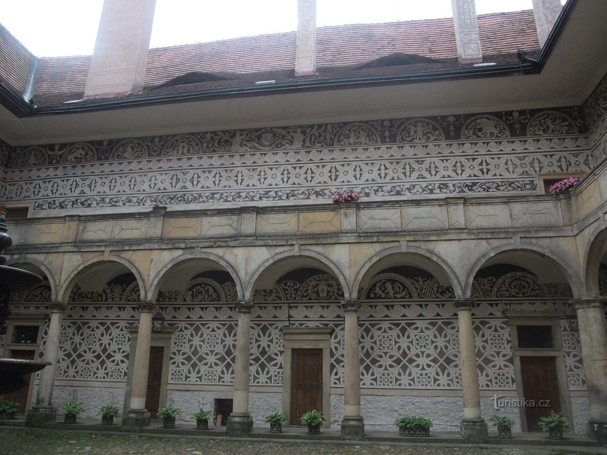 Bemerkenswerte Fresken im Schloss in Doudleby