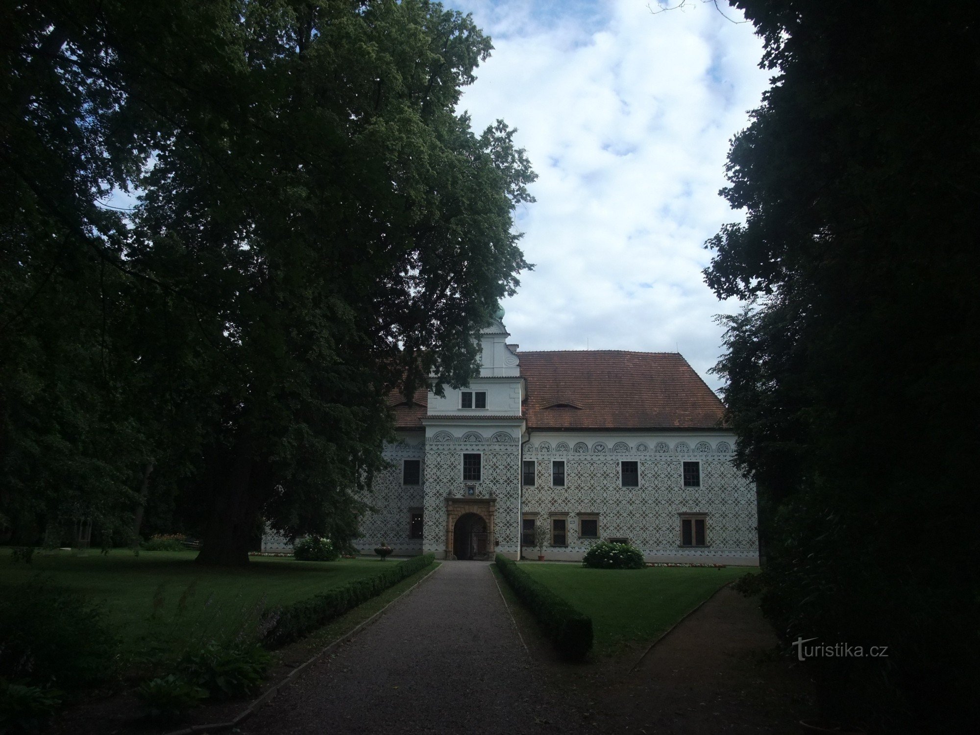 Opmerkelijke fresco's bij het kasteel in Doudleby