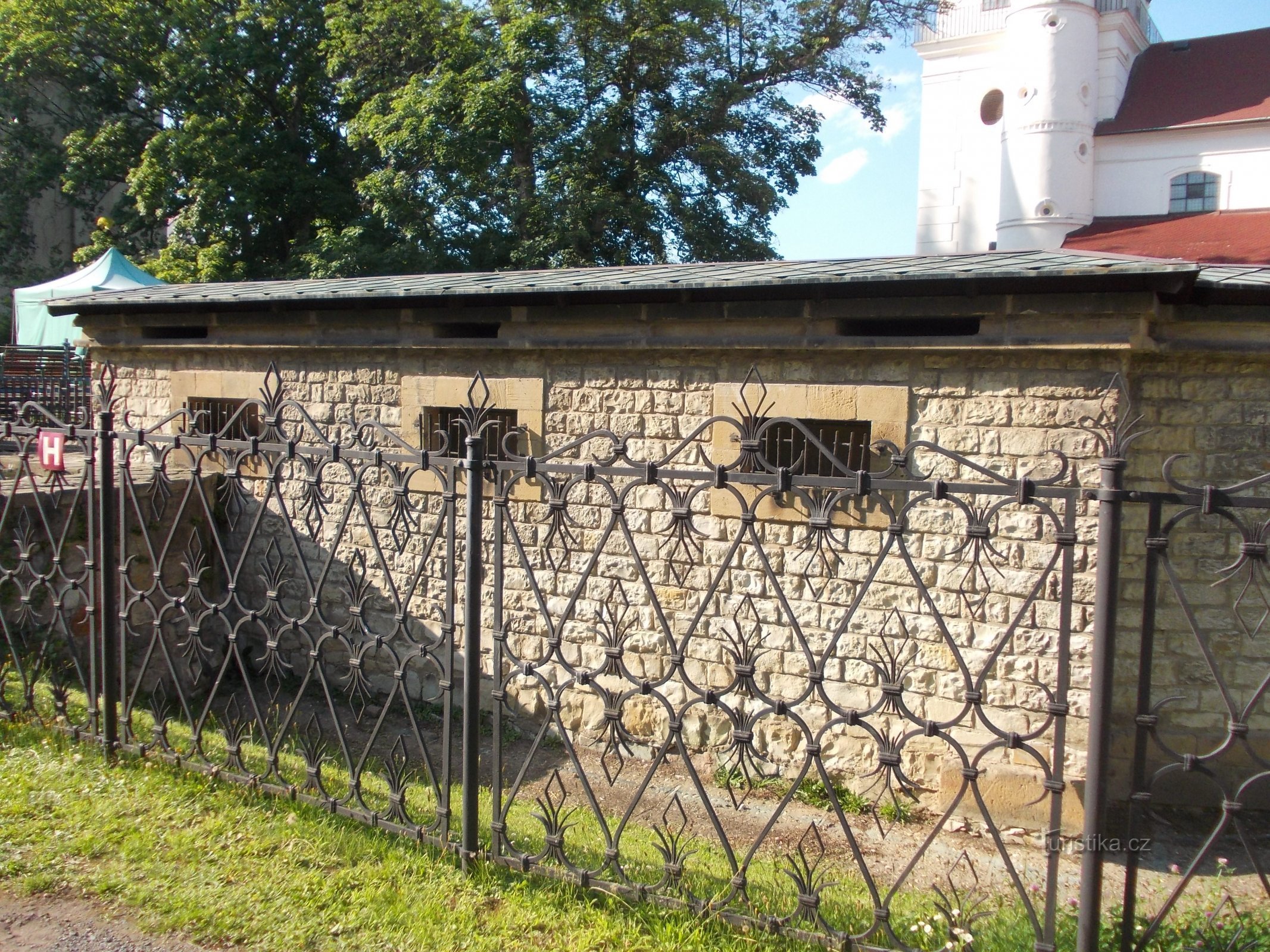 vestiges d'une basilique romane