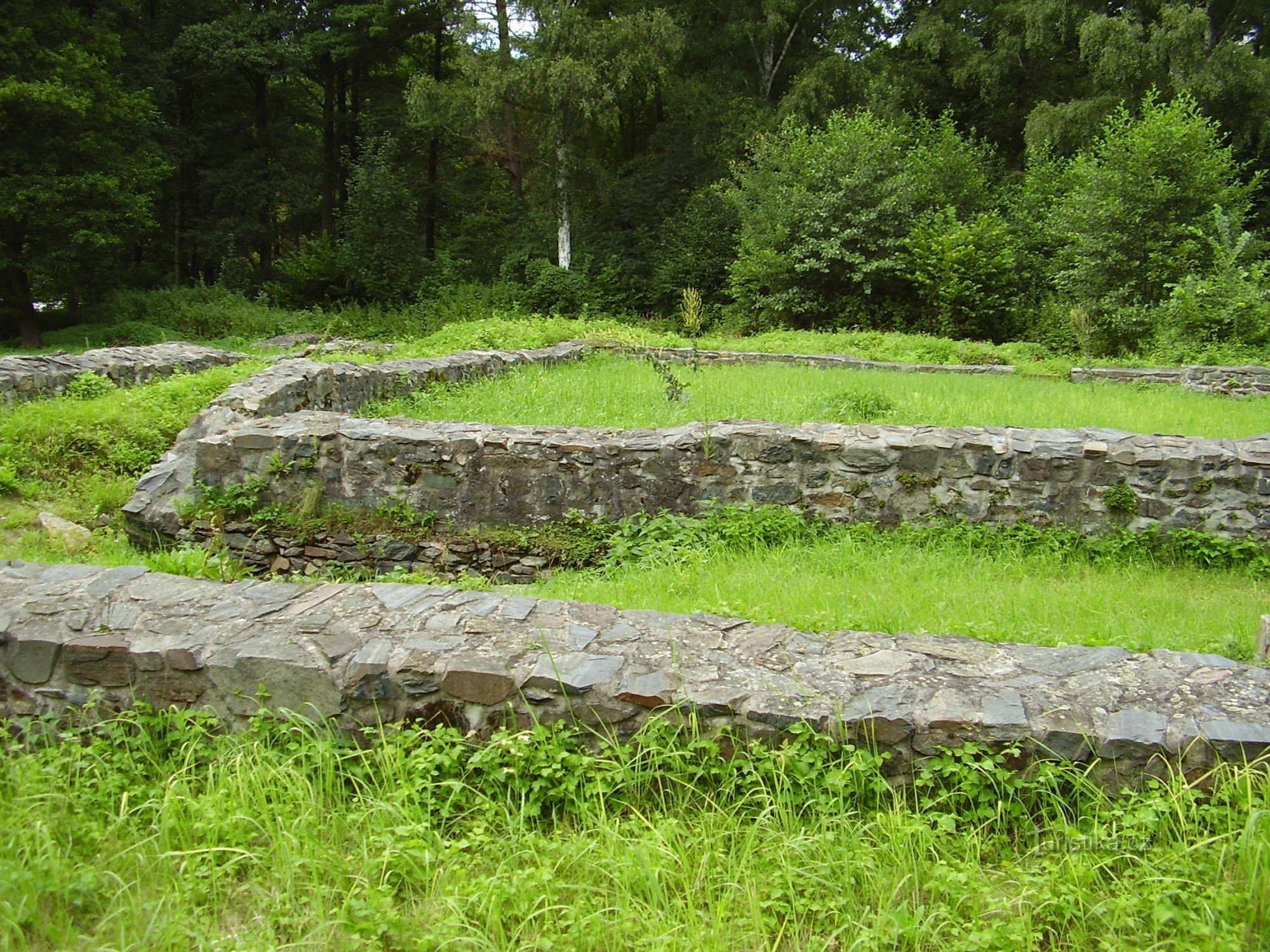 rămășițe ale mănăstirii